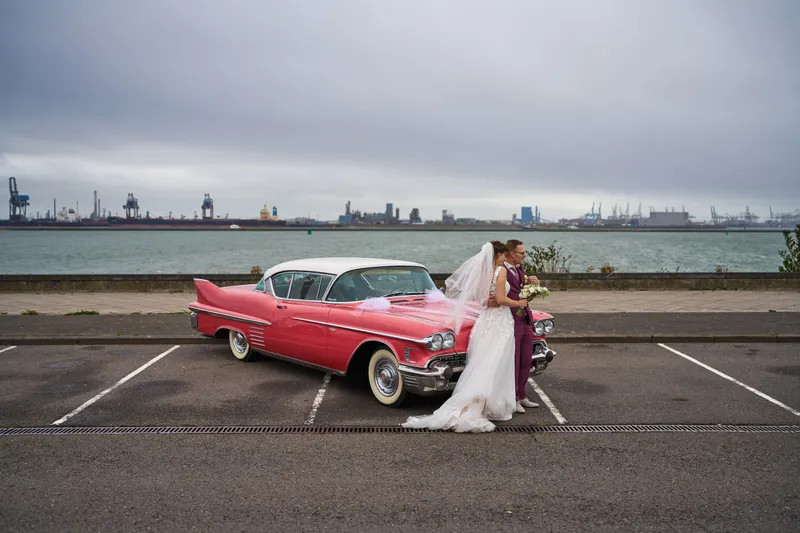 Emmely en Tom bij de roze Cadillac aan de waterkant in Hoek van Holland