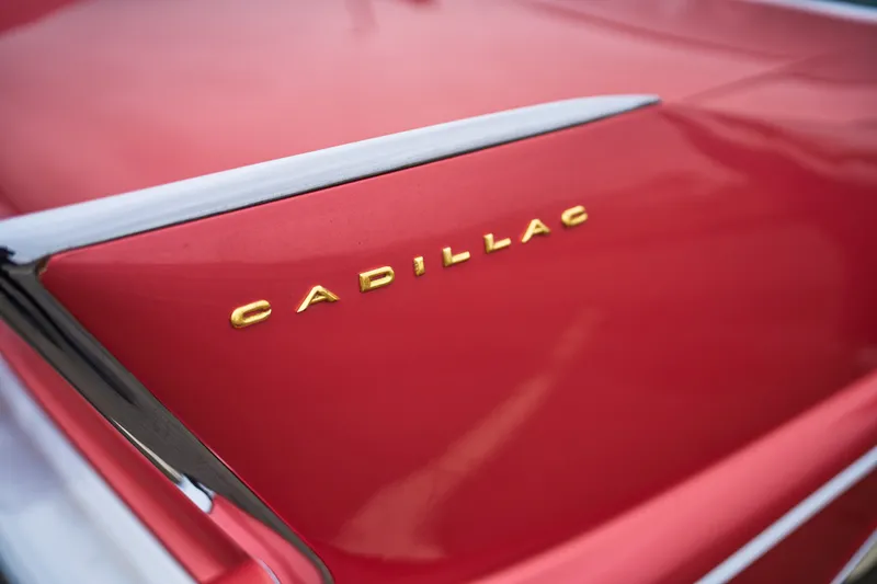 Het Cadillac-logo op de roze lak