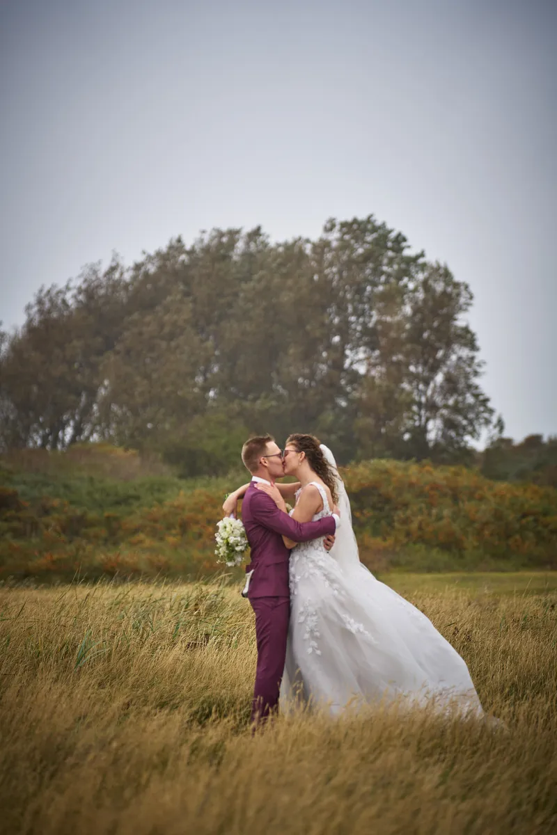 Tom omhelst Emmely in de duinen