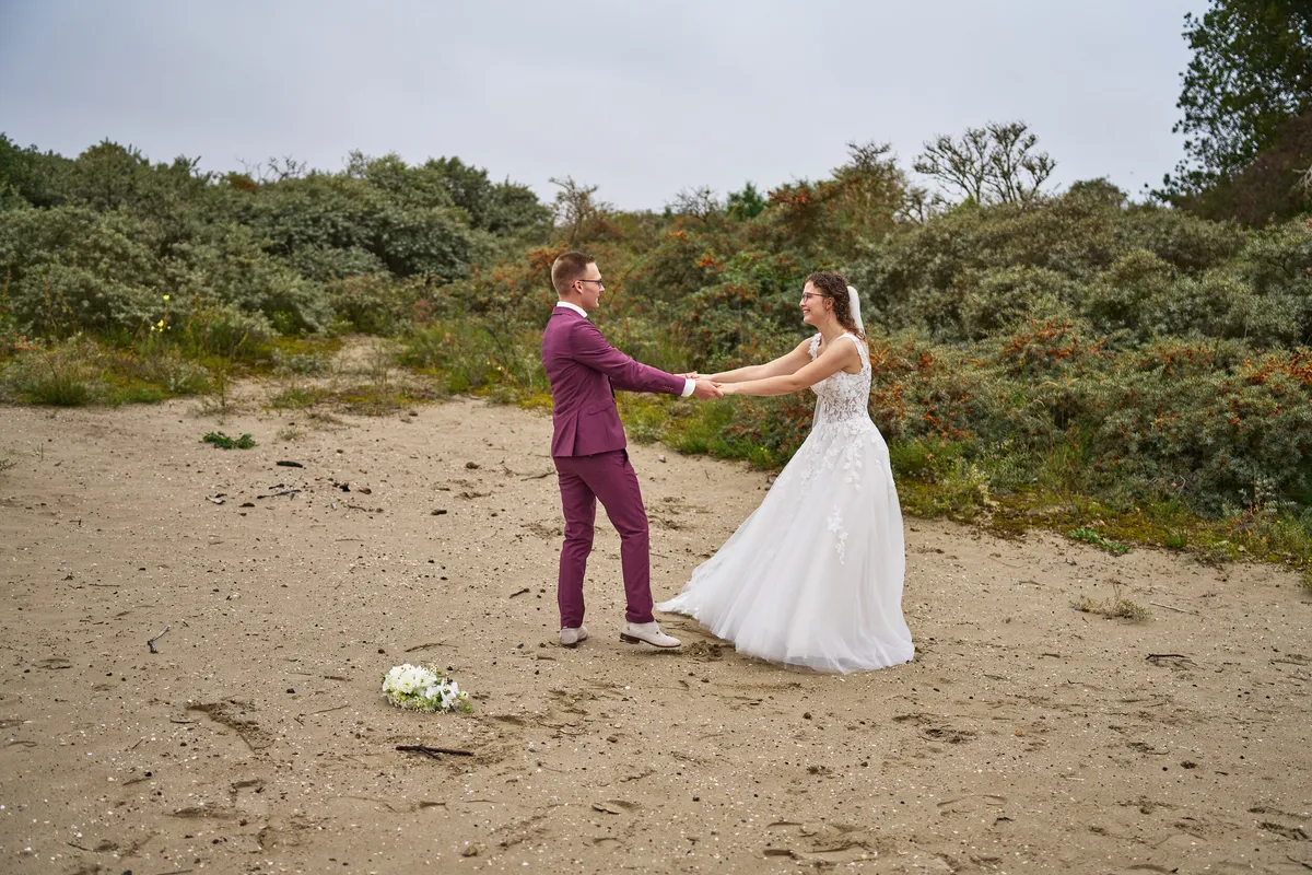 Emmely en Tom dansen op het zand