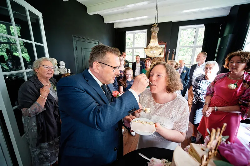 Jakob en Janneke geven elkaar een hapje taart