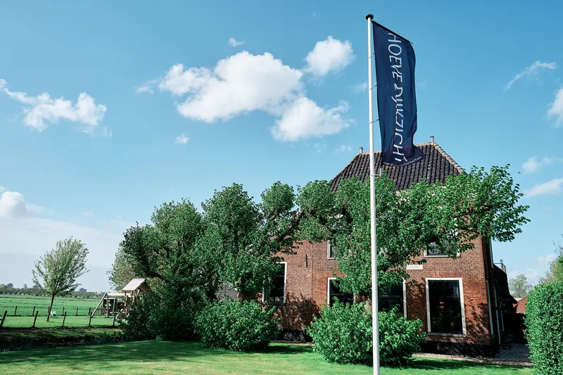 Hoeve Dijkzicht onder een blauwe lucht