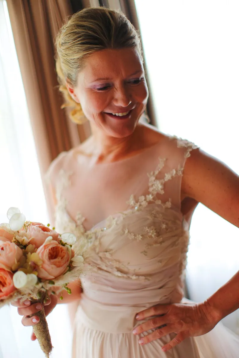 Jaqueline lacht in de hotelkamer
