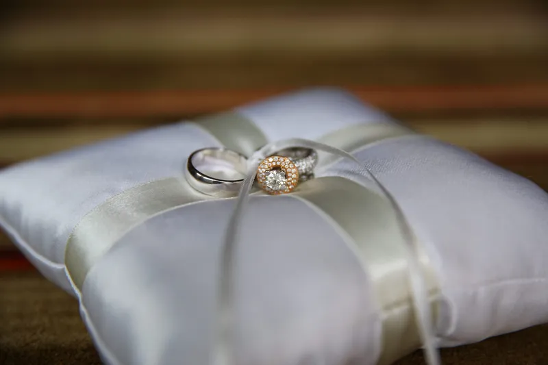 De ringen op een wit kussen