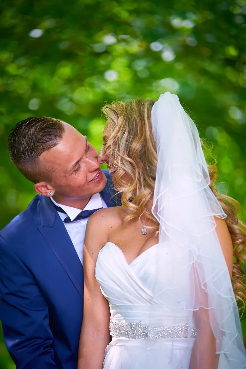 Jeffrey kijkt naar Bojaura onder haar sluier