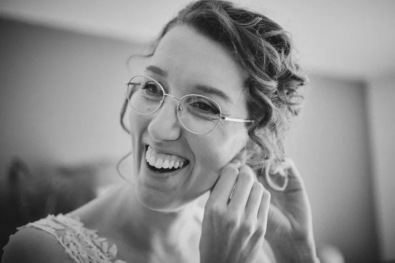 Ilse lacht terwijl ze haar oorbel indoet
