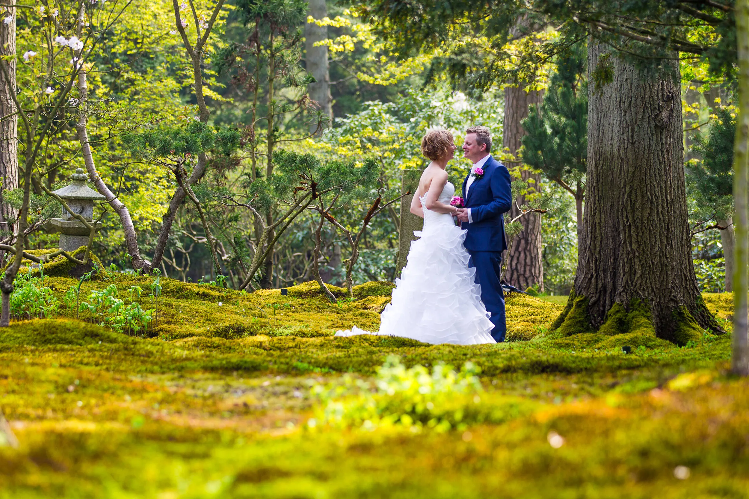 Desirée en Marcel onder de rode esdoorn in de Japanse tuin van Clingendael
