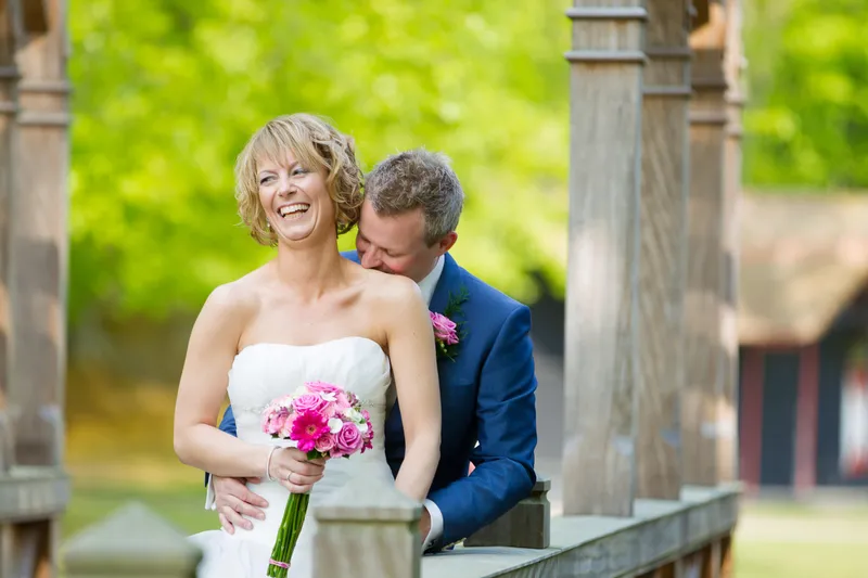 Desirée lacht, Marcel kijkt naar haar
