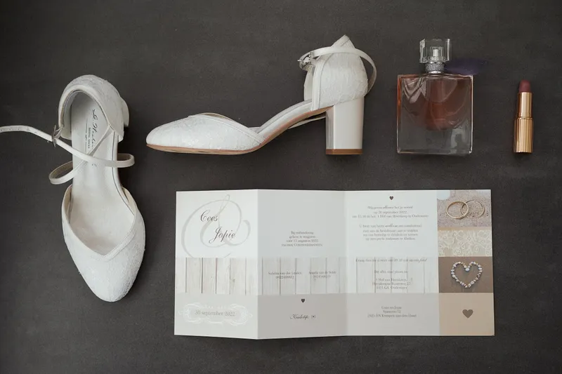 De trouwschoenen, het parfum en de trouwkaart van Jopie