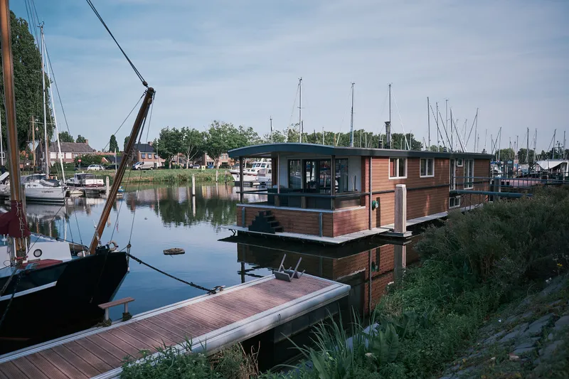 De haven van Hellevoetsluis met de woonboot van Jorg