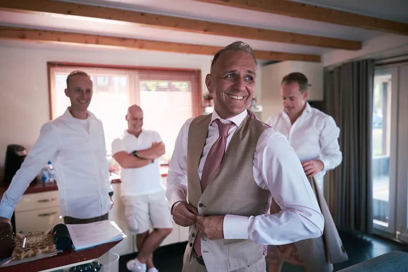 Jorg trekt zijn gilet aan, zijn broertjes kijken toe