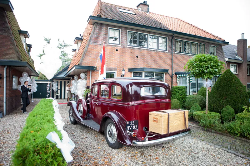 De rode oldtimer voor het huis van de ouders van Jorinda