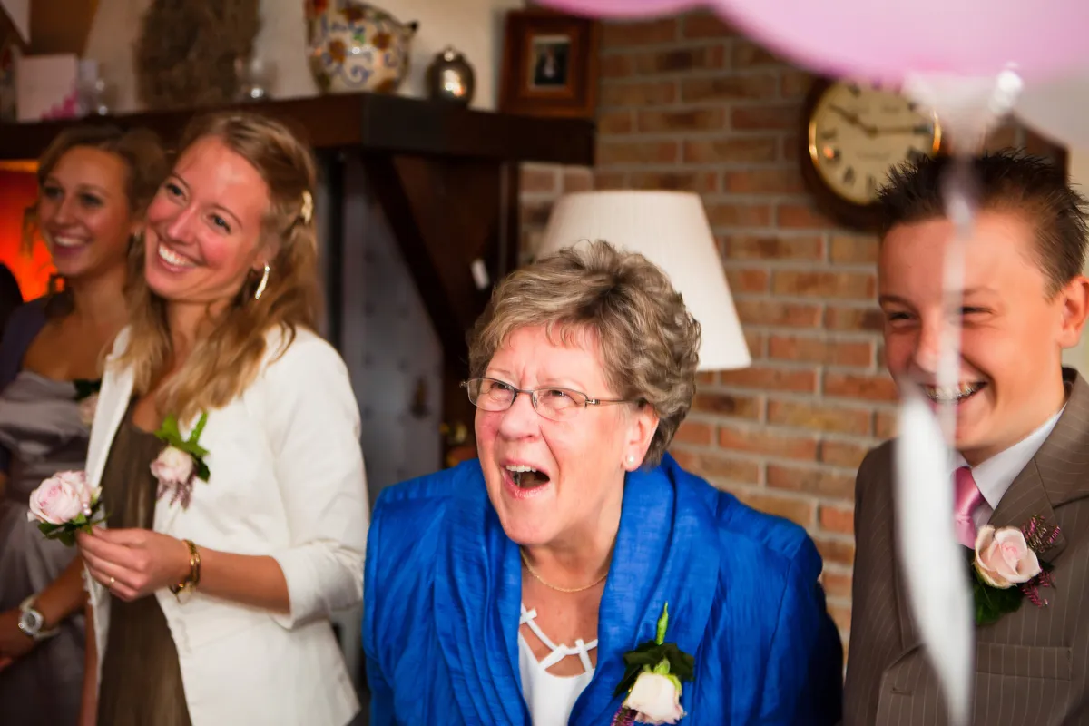 Familie lacht in de woonkamer