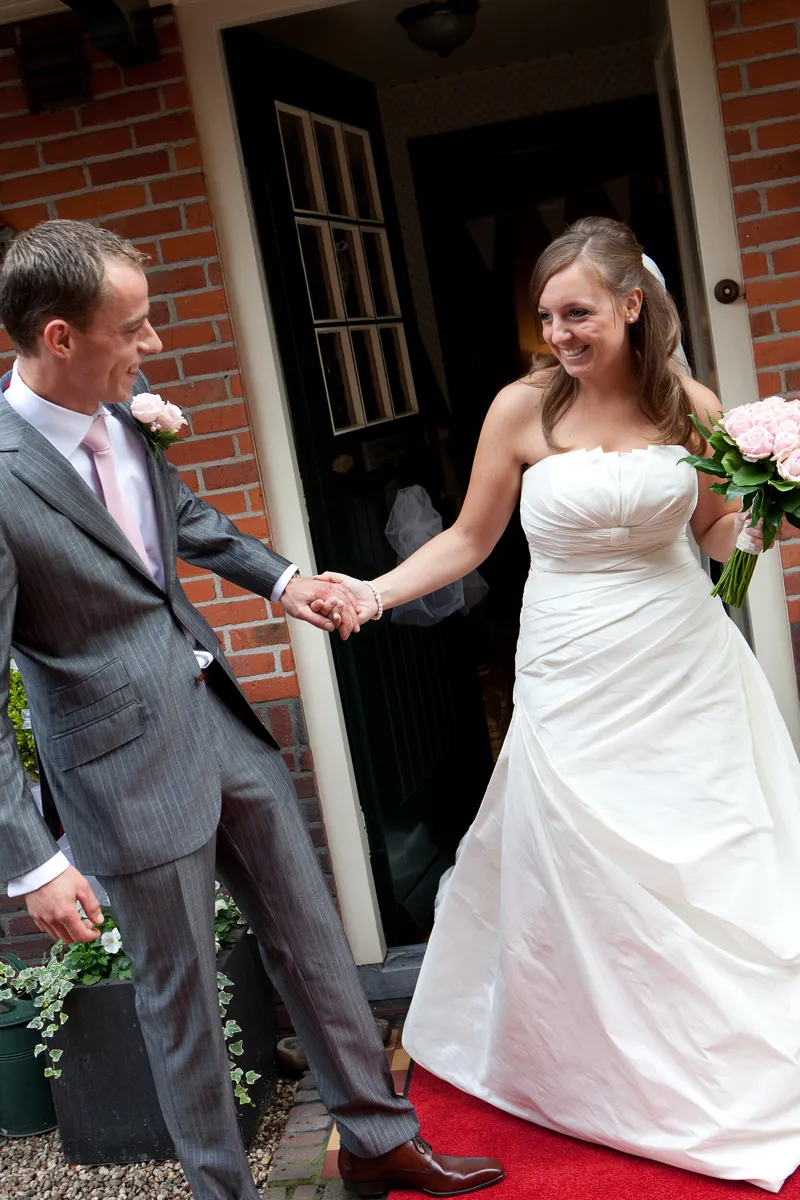 Gerben en Jorinda komen hand in hand naar buiten