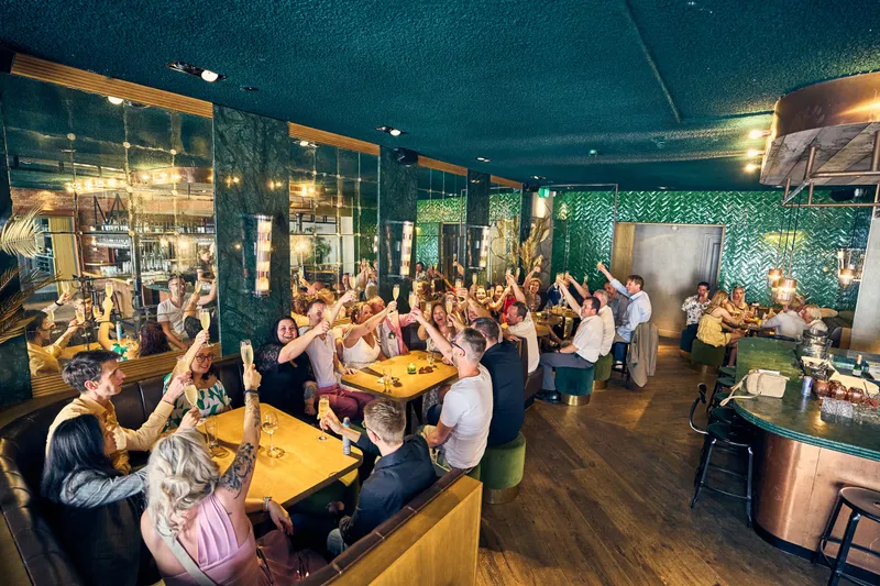 De gasten proosten binnen bij Joris