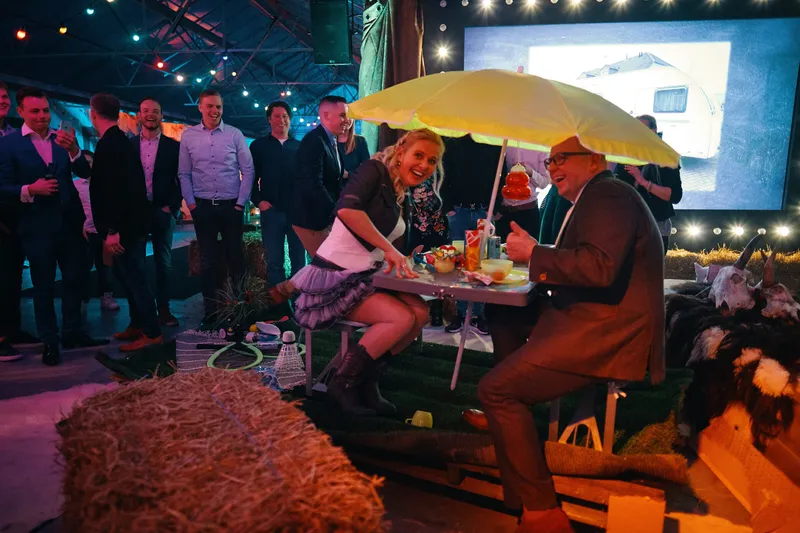 Een lounge met banken en lampjes in de kas