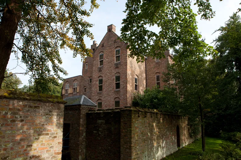 Kasteel Sypesteyn achter de oude muur