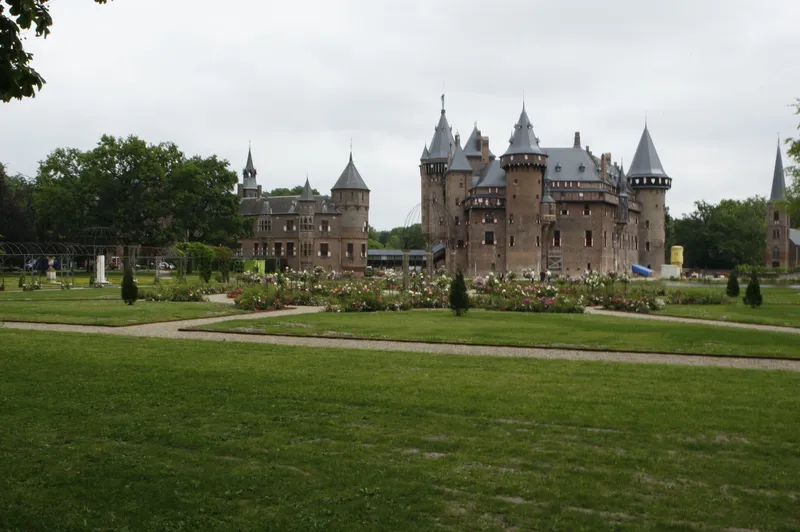 Kasteel de Haar aan het eind van het grote grasveld