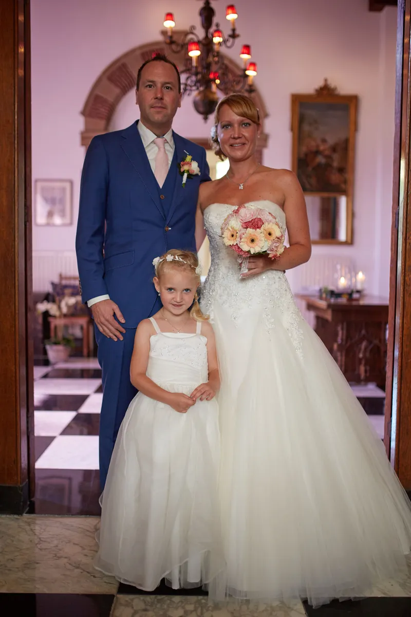 Herman en Margherita met haar dochter in de hal van het kasteel
