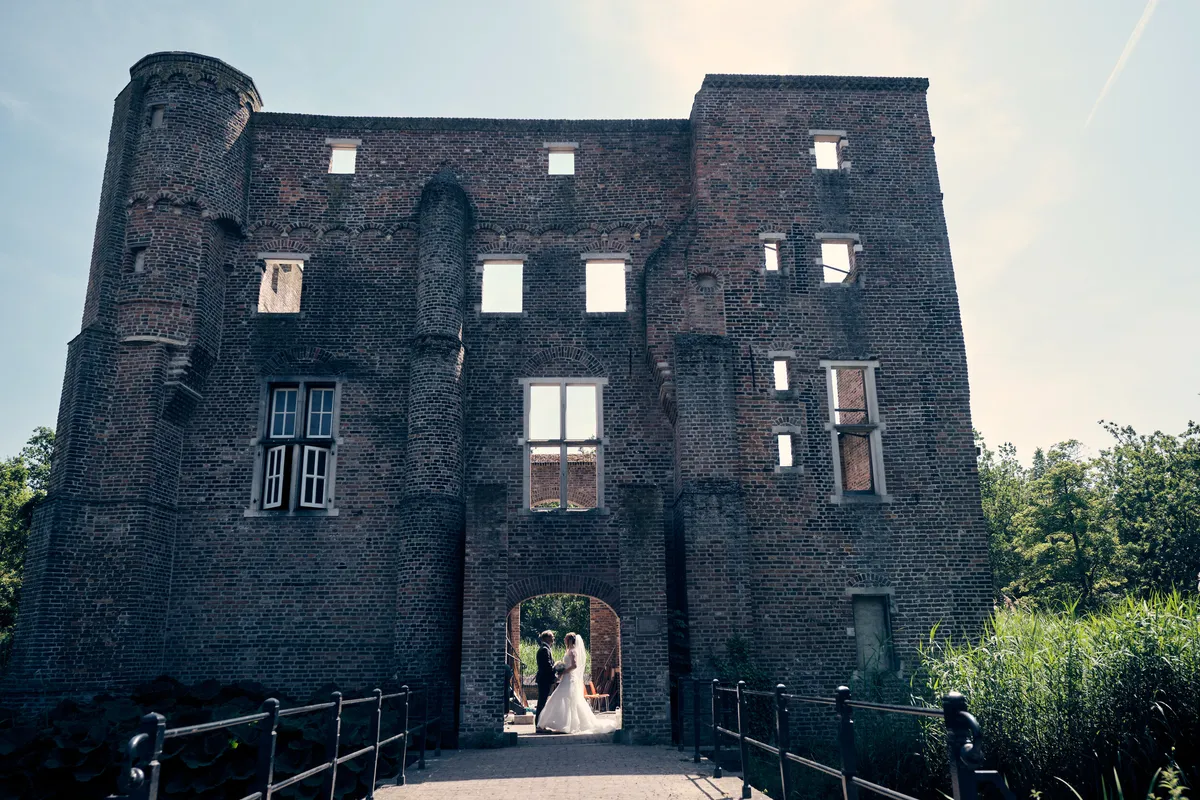 De Ruïne Groot Kasteel Deurne met Mike en Ilja klein in de poort