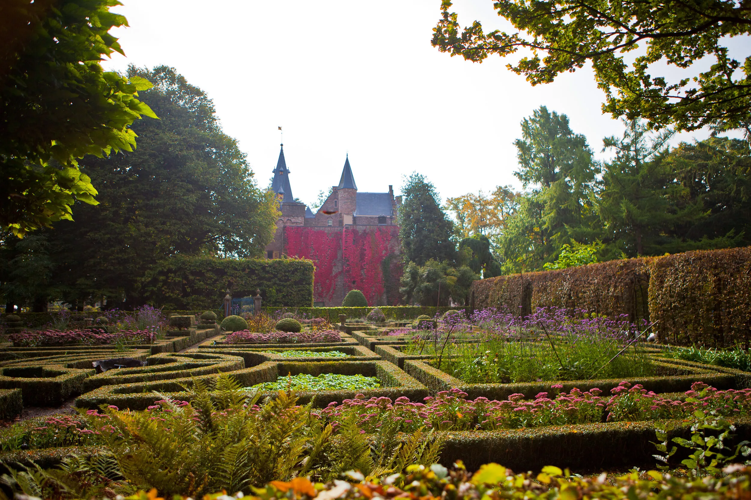 De tuin van Kasteel Sypesteyn in Loosdrecht, met het kasteel erachter