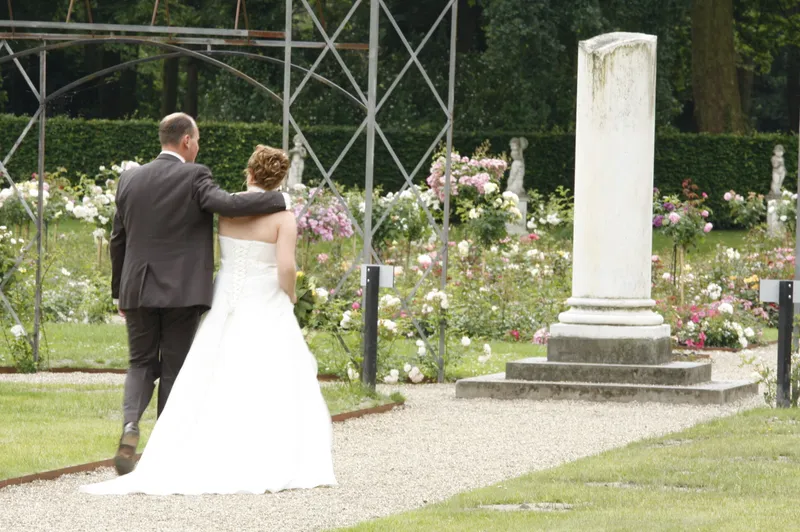 Yvonne en Robert-Jan lopen samen door de rozentuin