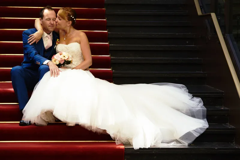 Herman en Margherita zitten op de rode trap van Kasteel Wittenburg