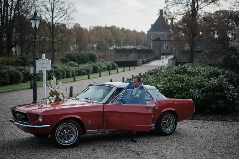 De rode Mustang op het voorplein van Kasteel Amerongen