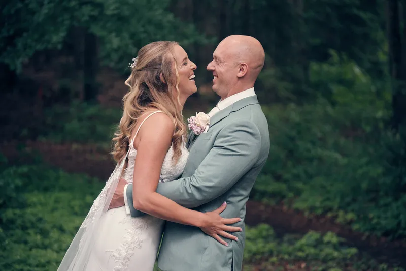 Kim en Dennis omhelzen elkaar tussen de bomen