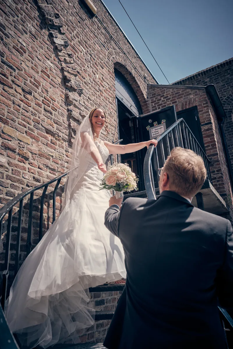 Ilja en Mike op de brug bij het hek, met het kasteel op de achtergrond