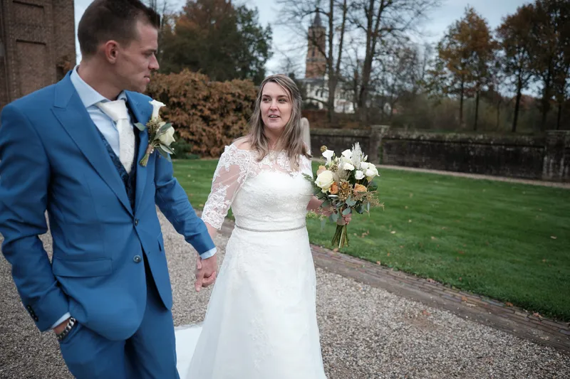 Gerrold en Wendy lopen hand in hand over het gras
