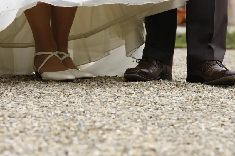 De witte schoenen van Yvonne en de zwarte schoenen van Robert-Jan op het grind