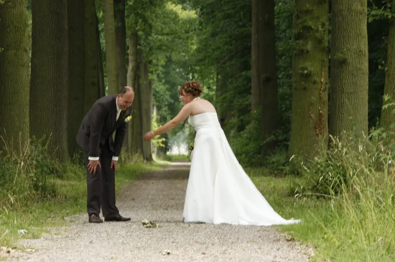Robert-Jan buigt naar Yvonne in een lange laan met bomen