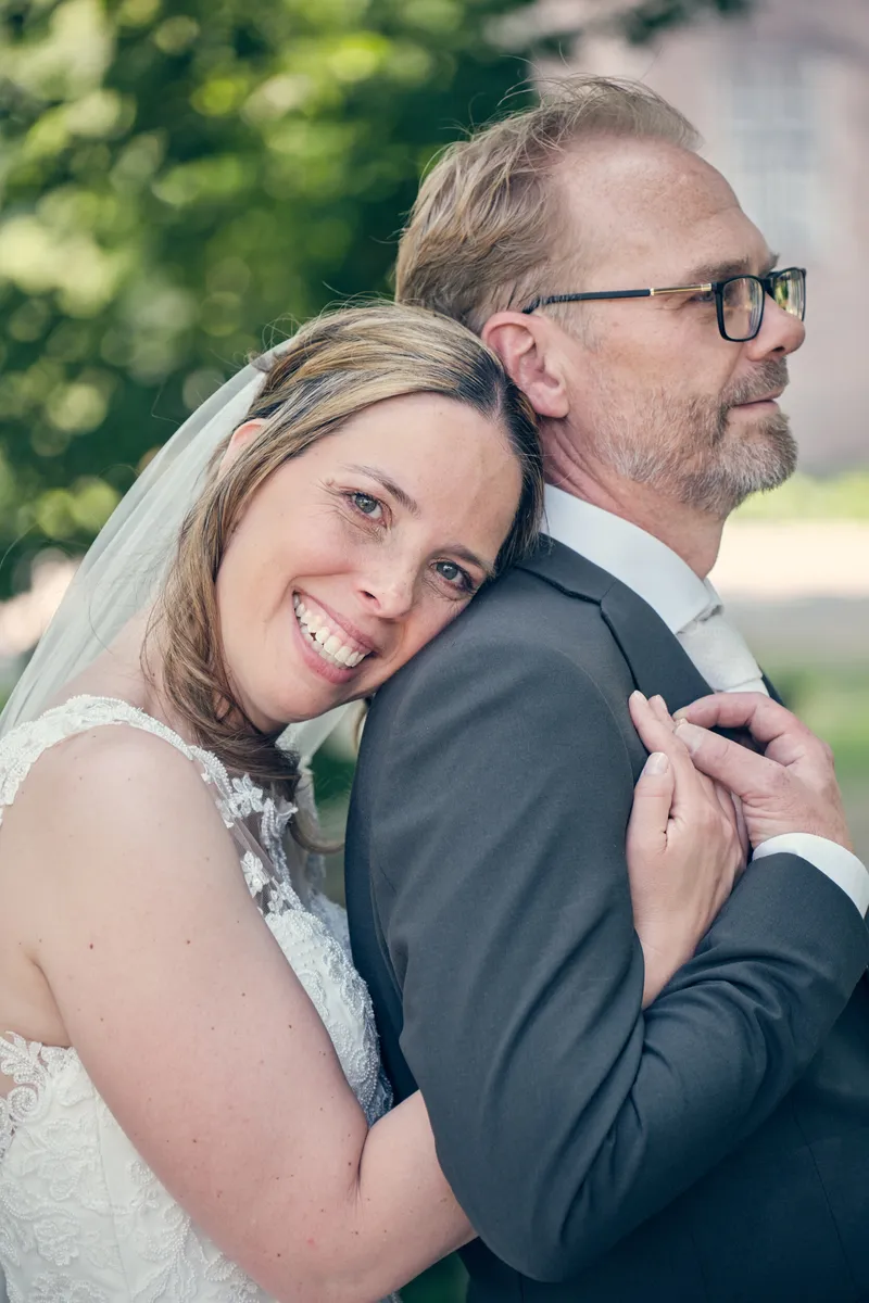Ilja leunt met haar hoofd op de schouder van Mike
