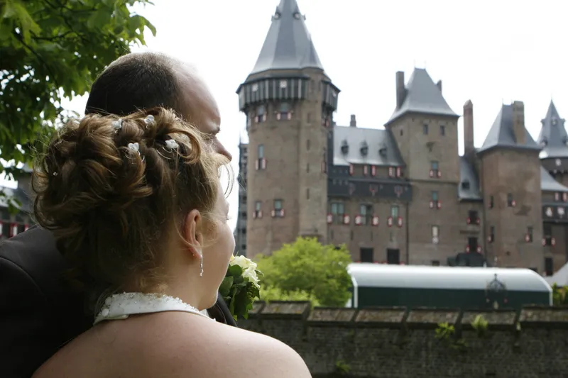 Yvonne en Robert-Jan kijken naar de torens van Kasteel de Haar