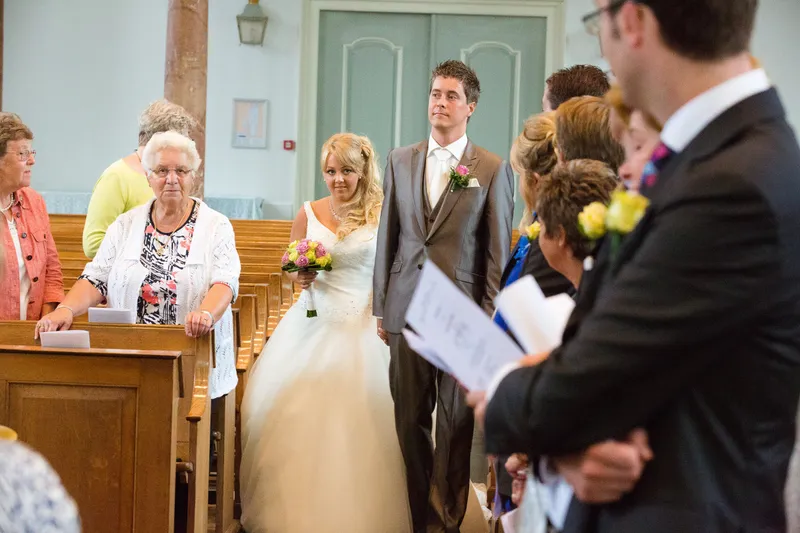 Linda en Alex lopen de Oude Kerk binnen