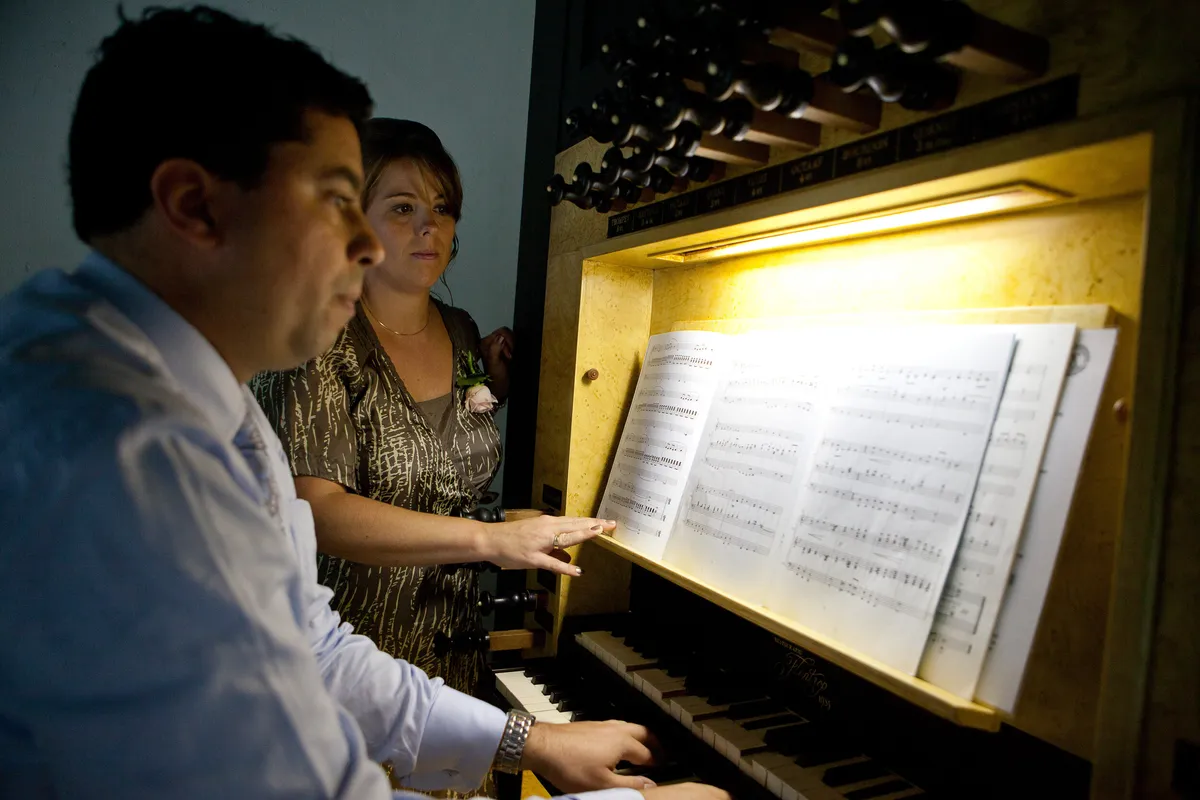 Het orgel in de Sypekerk wordt bespeeld