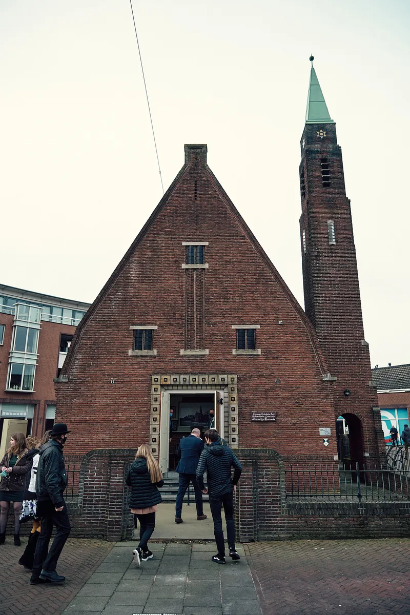 Het gezelschap gaat de Remonstrantse Kerk binnen