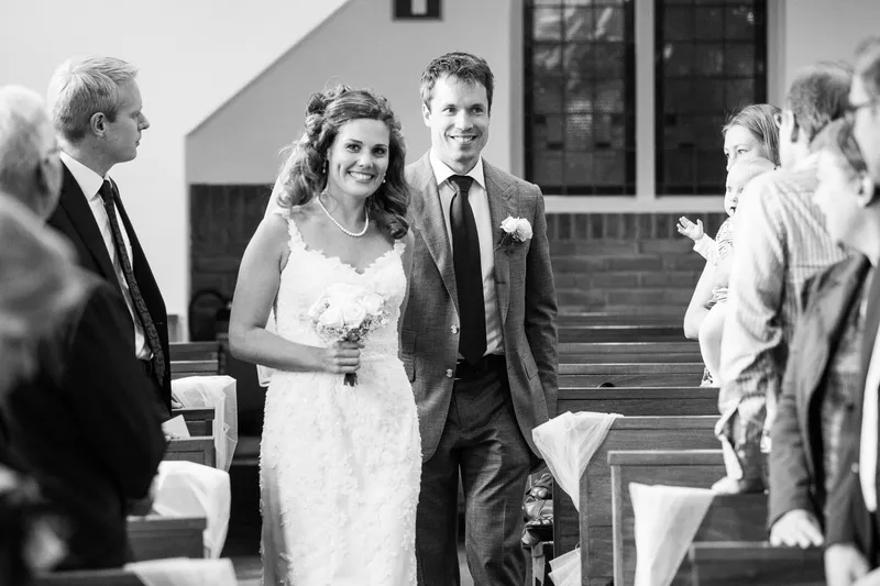 Debora en Joris lopen de kerk binnen