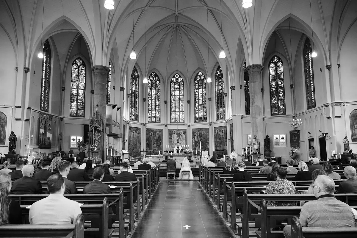 De volle kerk met het bruidspaar voorin bij het altaar