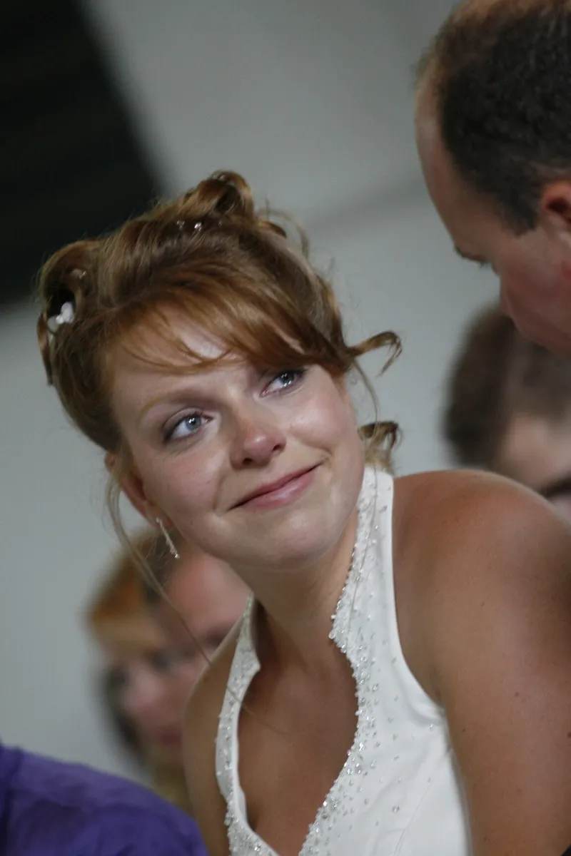 Yvonne kijkt lachend opzij in de kerk