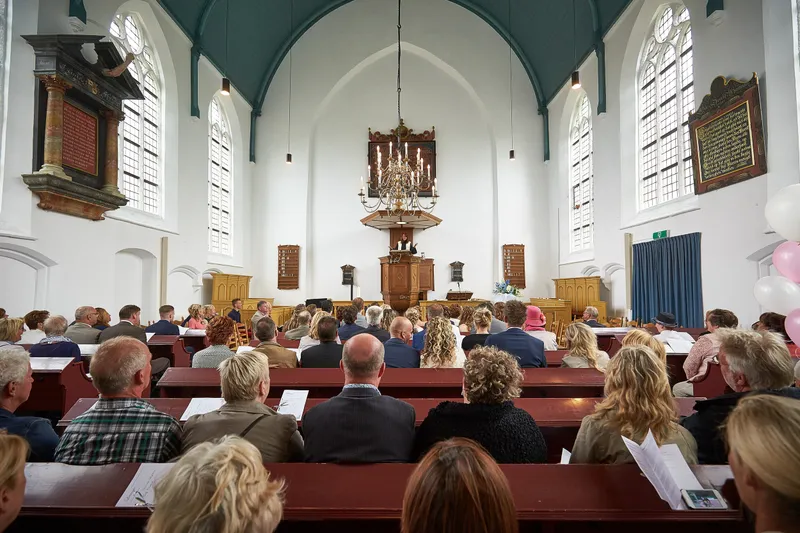 Het kerkje vol gasten, met de preekstoel