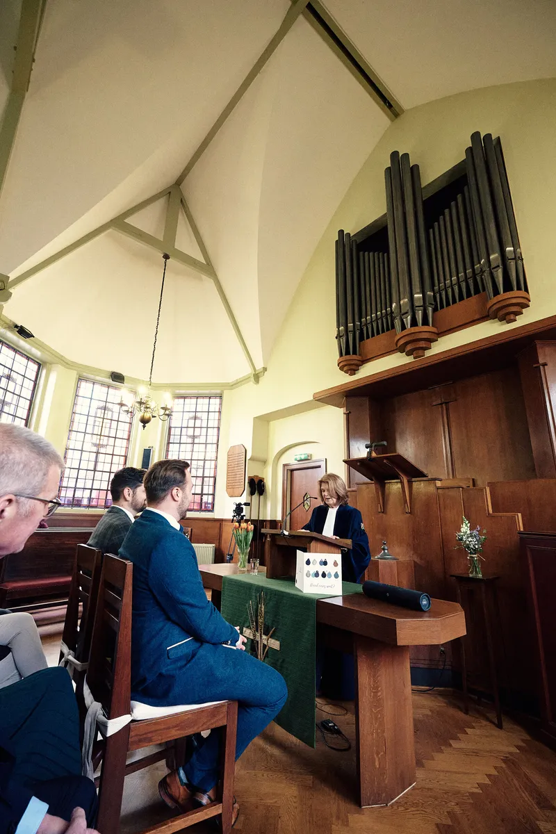 Het orgel en de houten lambrisering, met het paar voorin de kerk