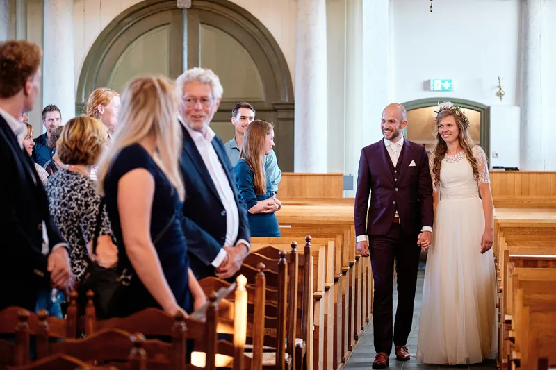 Simon en Mariëth lopen door het middenpad