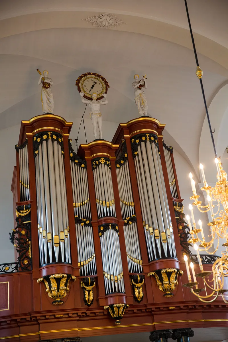 Het orgel met de kroonluchter
