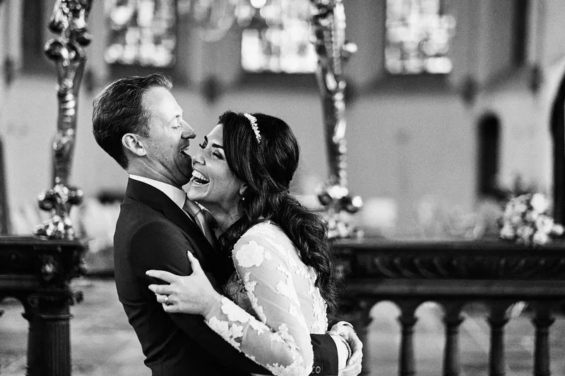 Kimberley en Mike omhelzen elkaar bij de balustrade