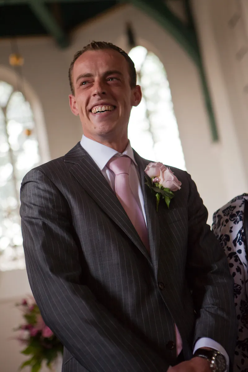 Gerben lacht in de kerk
