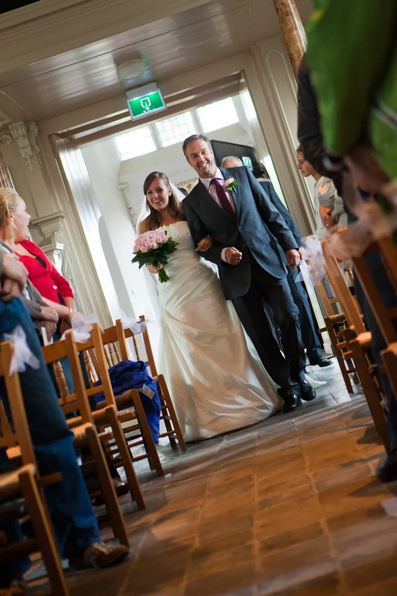 Jorinda komt de kerk binnen