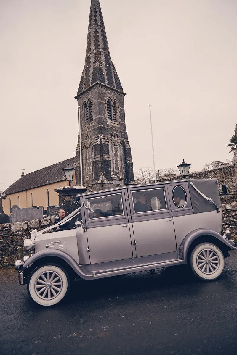 De oldtimer voor de kerk