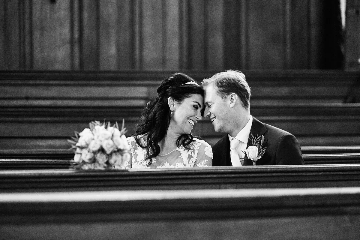 Kimberley en Mike in een kerkbank, in zwart-wit